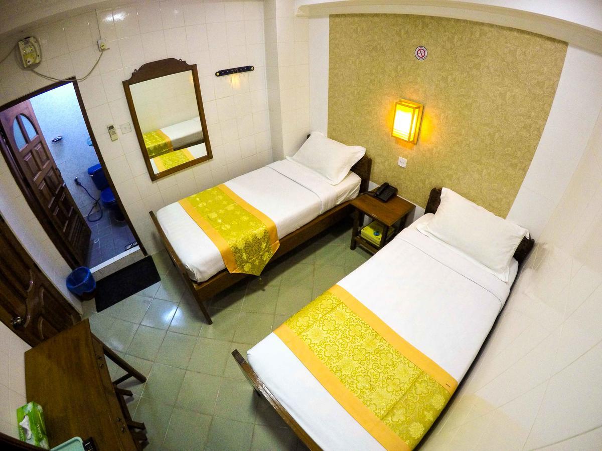 May Shan Hotel Rangoon Buitenkant foto